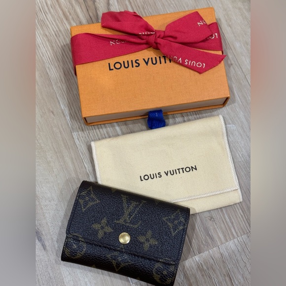 Louis Vuitton Accessories - Louis Vuitton wallet/coin pouch.
